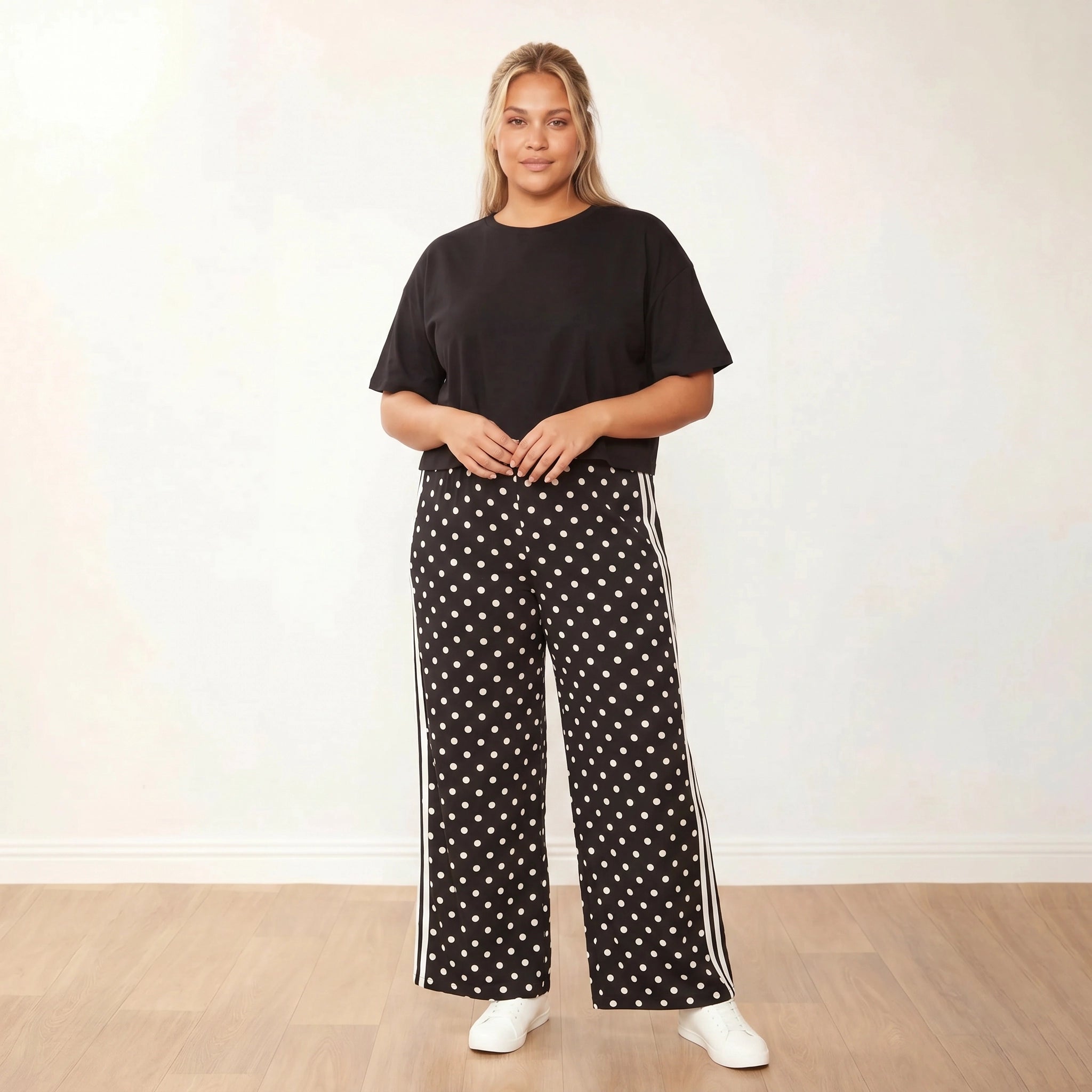 Sheena Co-Ord Black Polka Dot - Plus Size Eliza XXL - Front hands clasped