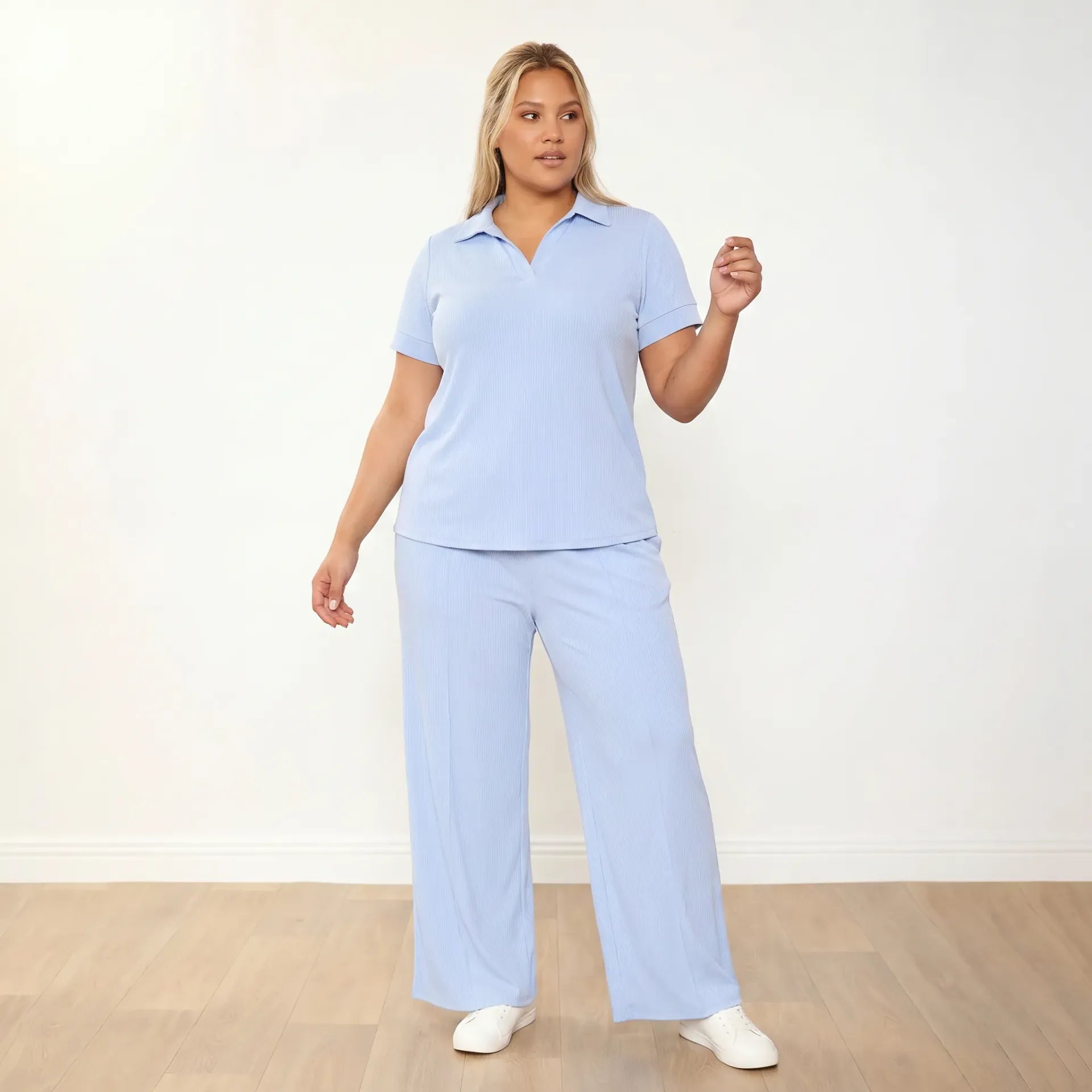 Maggie Co-Ord Blue - Plus size model, 3/4 angle