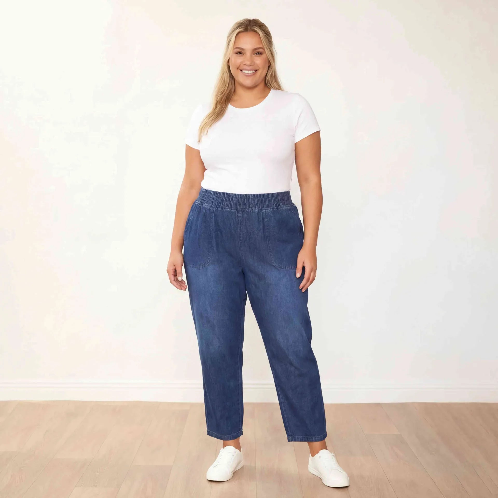 Eve Jeans Blue - Plus Size Model XXL - Relaxed Hip Stance