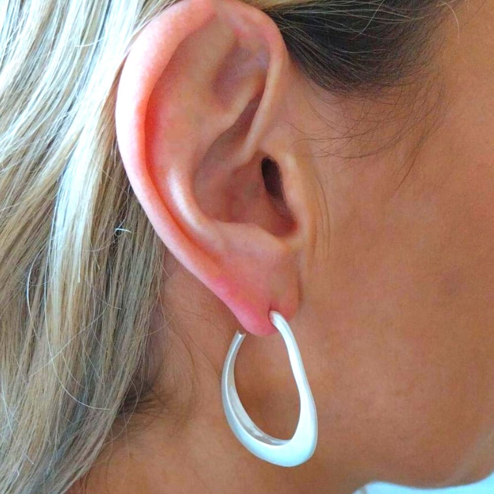 Minimalist Hoop Earring (Silver)