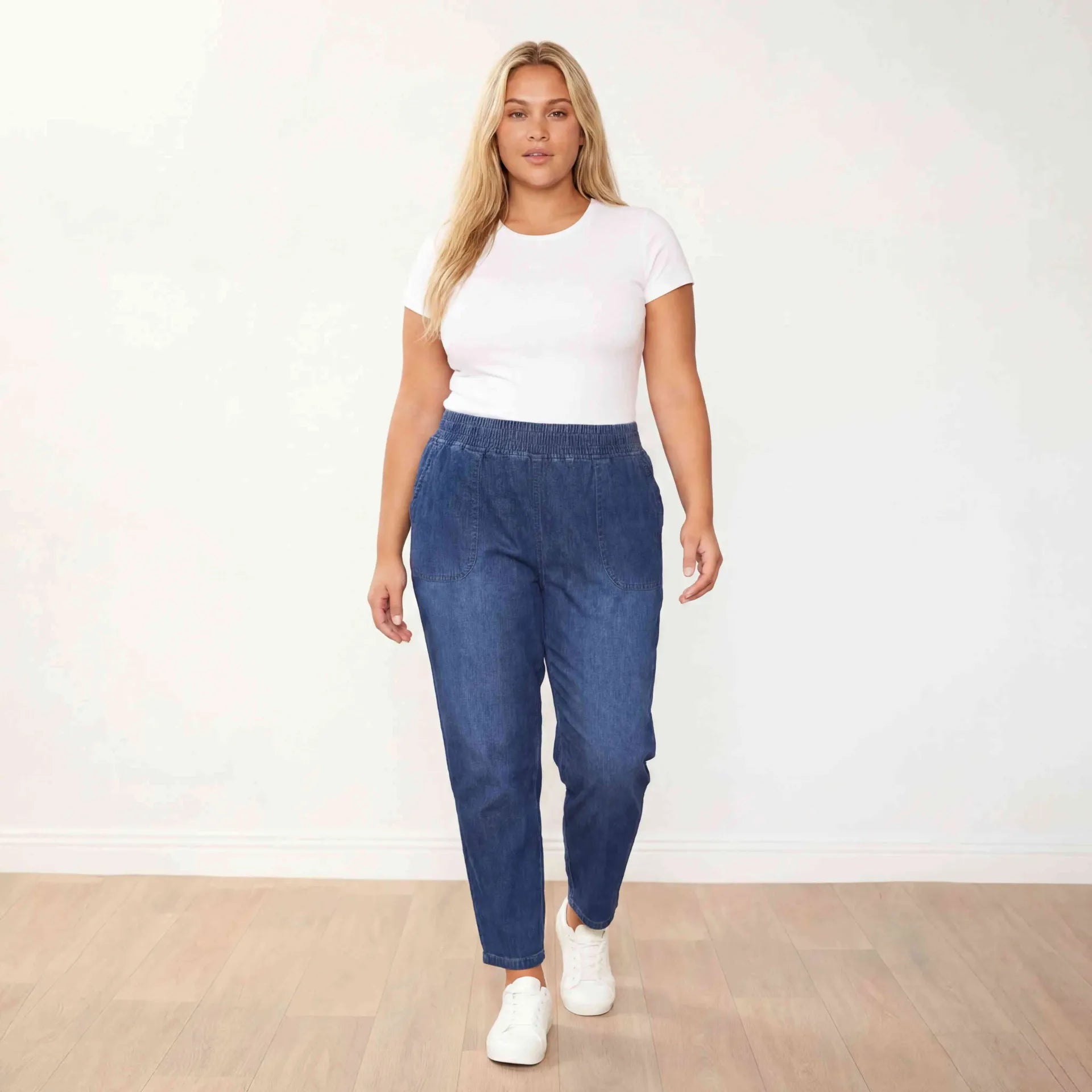 Eve Jeans Blue - Plus Size Model XXL - Walking Pose
