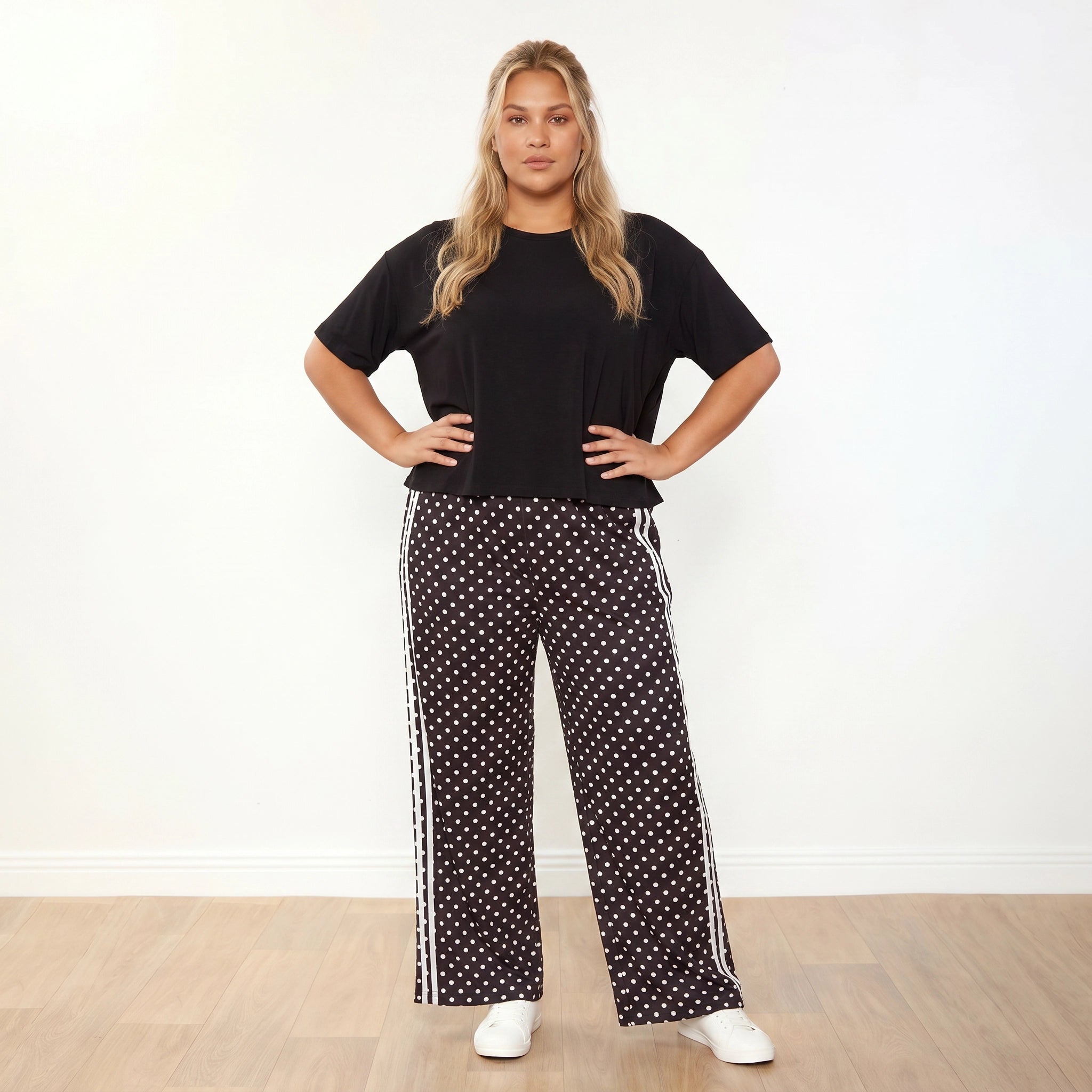 Sheena Co-Ord Black Polka Dot - Plus Size Eliza XXL - Front hands on hips