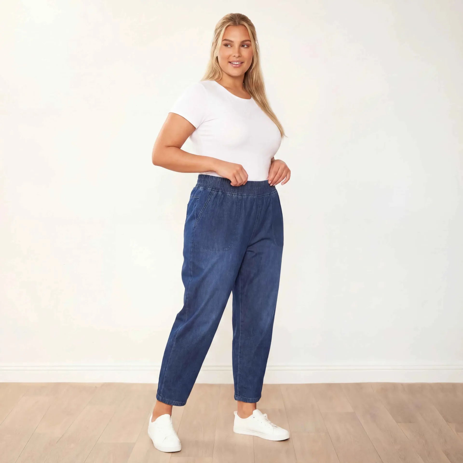 Eve Jeans Blue - Plus Size Model XXL - 3/4 Angle