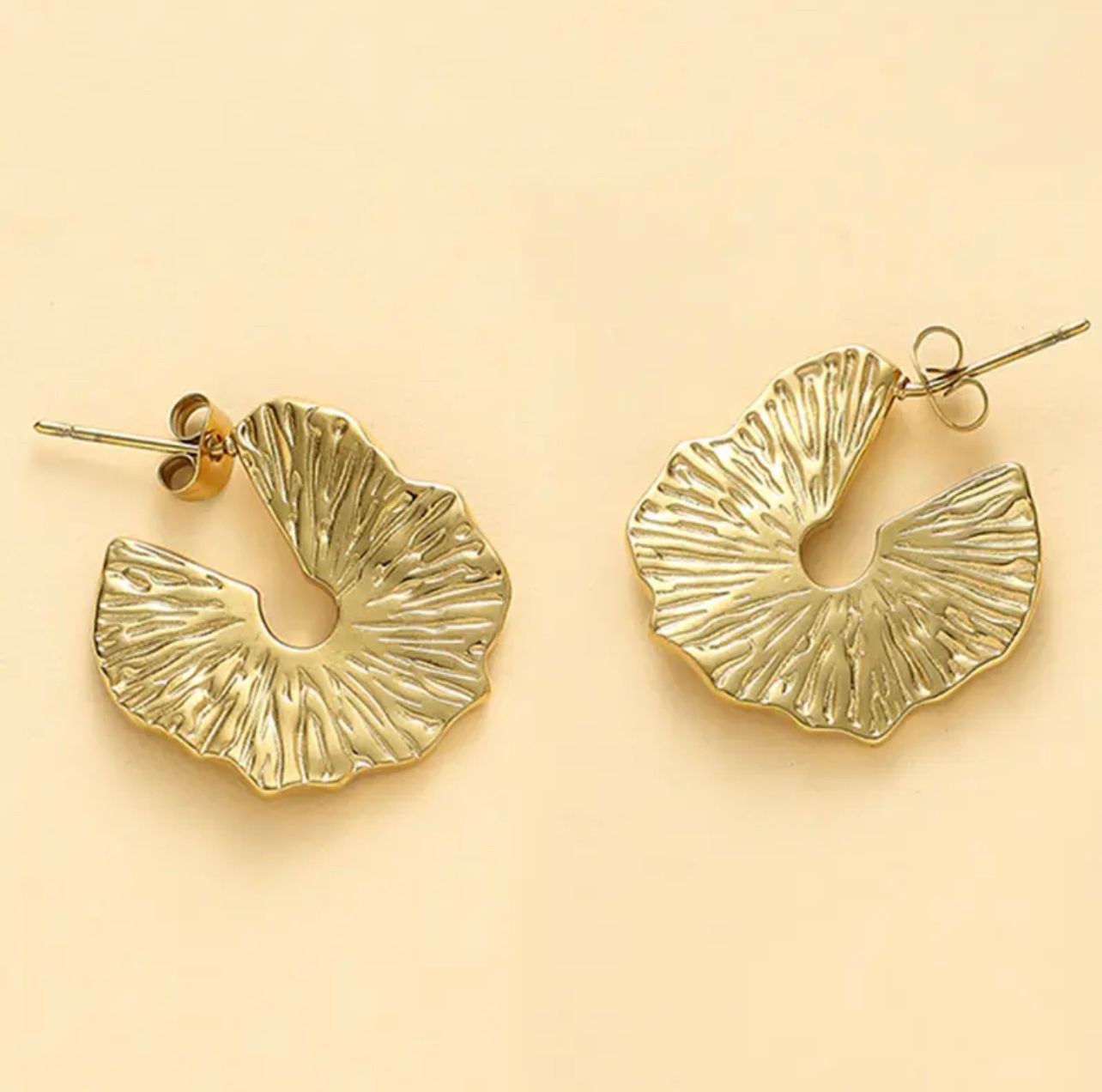 Leaf Hoop Earring (Gold)